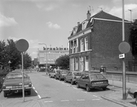 51787 Gezicht op de panden Amsterdamsestraatweg nrs. 5 (rechts) - 7 te Utrecht met op de achtergrond de Interieurzaak ...